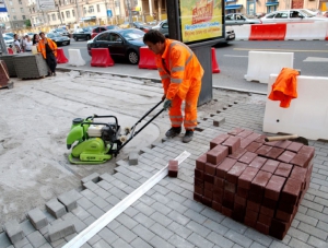 В Феодосии до конца года должны заменить тротуарную плитку