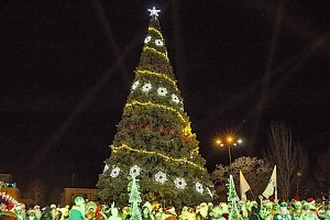 На главной керченской ёлке зажглись новогодние огни и прошёл первый в городе Парад Дедов Морозов