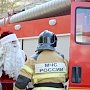 «МЧС дарит добро детям»: Дед Мороз и Снегурочка приехали поздравить малышей на настоящей пожарной машине