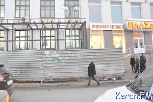 На Свердлова в Керчи начали разбирать здание под присмотром полиции