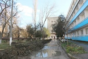 В Керчи водоканал заменил водовод в районе горбольницы №1