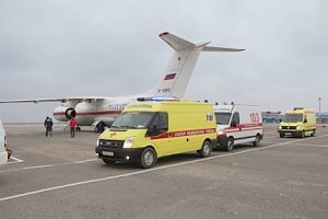 Спецборт МЧС России осуществляет санитарно-авиационную эвакуацию четверых тяжелобольных детей из Симферополя в Москву