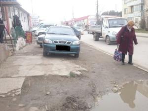 За парковку на тротуарах и газонах в столице Крыма будут наказывать штрафом, — горадминистрация