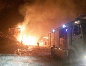Крымские огнеборцы спасли от огня Свято-Успенский мужской монастырь