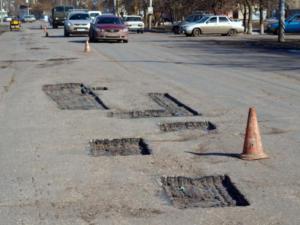 В столице Крыма за счёт городского бюджета залатают ямы на дорогах