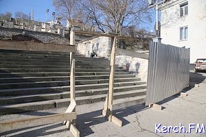 На Митридасткую лестницу в Керчи теперь можно попасть через дверной проем