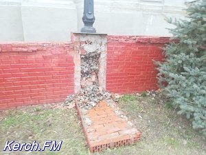 В Керчи отвалилась часть каменной кладки на подпорной стене у гимназии Короленко