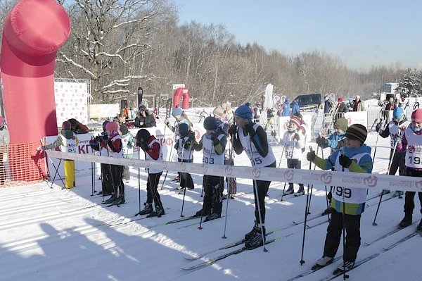 Спортивный клуб КПРФ провел массовый турнир по лыжным гонкам и биатлону в городе Москве