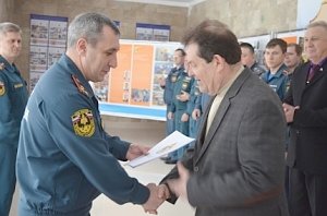 В рамках Всемирного дня гражданской обороны ветеранов пожарной охраны наградили почётными грамотами МЧС
