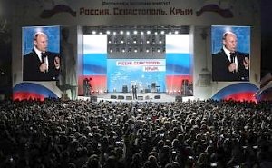 Владимир Путин на митинге в Севастополе назвал референдум Русской весны примером настоящей демократии