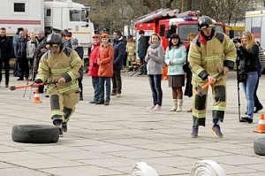 «Делай как я. Будь спасателем»: севастопольские огнеборцы и спасатели провели для жителей и гостей города увлекательный флешмоб