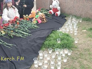 Керчане целыми семьями пришли на площадь почтить память сгоревших заживо в Кемерово