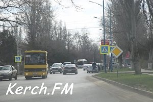 В Аршинцево столкнулись автобус и легковушка