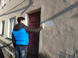 В Симферопольском районе закрашивают рекламу наркотических средств на домах