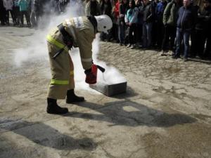 Крымские огнеборцы провели учения и открытые уроки в учебных заведениях полуострова