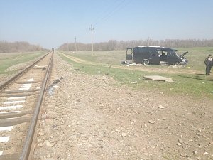 Семьи погибших в столкновении поезда и автобуса в Крыму получат по 1 млн рублей