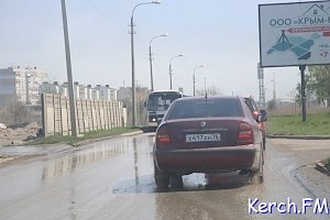 В Керчи на Куль-Обинском шоссе произошёл порыв водовода