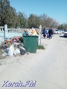 Керчане пожаловались на свалку на кладбище и вокруг него