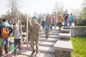 Студенты КФУ участвовали в акции по благоустройству военно-мемориальных объектов