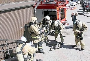 Огнеборцы учились спасать людей из торгово-развлекательного центра в Керчи