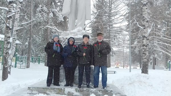 Кировская область. Активисты КПРФ возложили цветы к памятникам Ленину