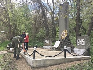 Активисты благоустроили мемориальные объекты в Алуште и селе Краснокаменка