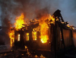 За сутки в Крыму горели многоэтажка и павильон