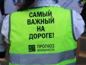 Сотрудники ГИБДД провели в Ленинском районе флешмоб «Снижай скорость на пешеходном переходе»