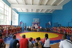 Юношеский турнир по борьбе в Угловом выиграла команда Красногвардейского района