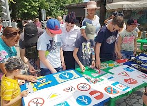 Главный детский парк Севастополя на несколько часов стал интерактивной площадкой по изучению Правил дорожного движения