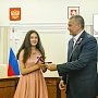 Глава Крыма вручил паспорта 14-летним жителям Республики ко Дню России
