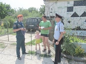Крымские спасатели проводят обучающие беседы с дачниками