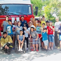 Крымские спасатели провели увлекательное занятие для детей с ограниченными возможностями