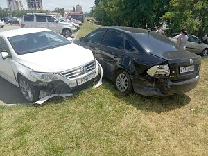 Перепутавшая педали женщина-водитель разбила четыре авто в столице Крыма