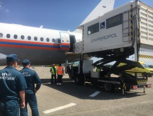 Самолет спасателей доставил двоих тяжелобольных из Симферополя в Москву