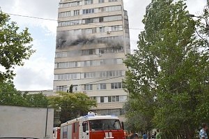30 человек эвакуировали на выходных из горящей многоэтажки в Севастополе