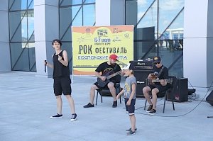 Аэропорт «Симферополь» встретил туристов под звуки бас-гитары