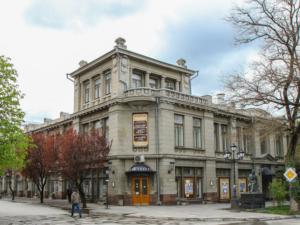 Крымскому академическому драматическому русскому театру в столице Крыма потребуется 10 млн рублей, чтобы открыться заново