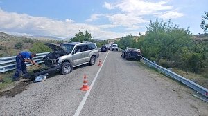 На крымской трассе столкнулись два авто: пострадали 11 туристов