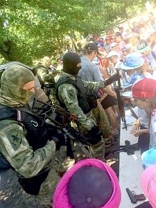 Севастопольские полицейские напомнили ребятам из детского лагеря «Радость» о безопасном поведении в промежуток времени летних каникул