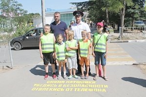 В Евпатории перед пешеходными переходами появились напоминания о мерах личной безопасности