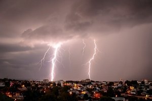 МЧС предупреждает: С 16 по 18 июля в Севастополе ожидается усиление ветра и гроза!