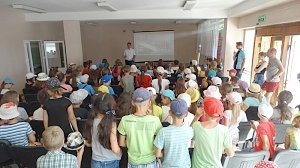 Адаптационные занятия по безопасности дорожного движения проводят автоинспекторы Севастополя в детских оздоровительных лагерях