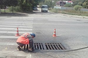 Коммунальщики Симферополя усилили работу по очистке ливневок
