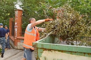 Коммунальщики начали масштабные работы по уборке набережной Салгира в столице Крыма с ул. Гурзуфской