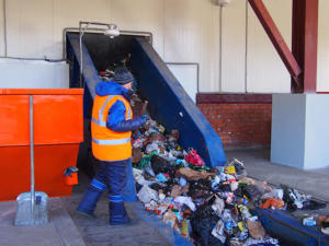 В столице Крыма появится временный завод по сортировке мусора