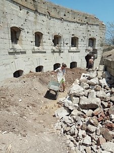 Археологи откопали редут крепости Керчь от свиных экскрементов