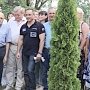 Космонавт Шкаплеров посадил дерево на Малаховом кургане
