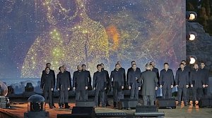 Медведев и Аксенов посетили концерт Сретенского хора, посвящённый 1030-летию крещения Руси