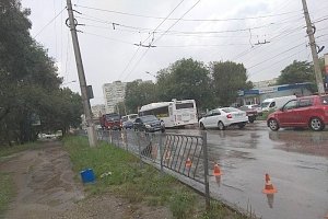 В Симферополе устанавливают пешеходные ограждения на улицах с высоким трафиком автомобилей